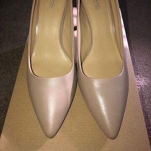 Michael Kors Dorothy flex pumps
Color- nude
Size- 9.5